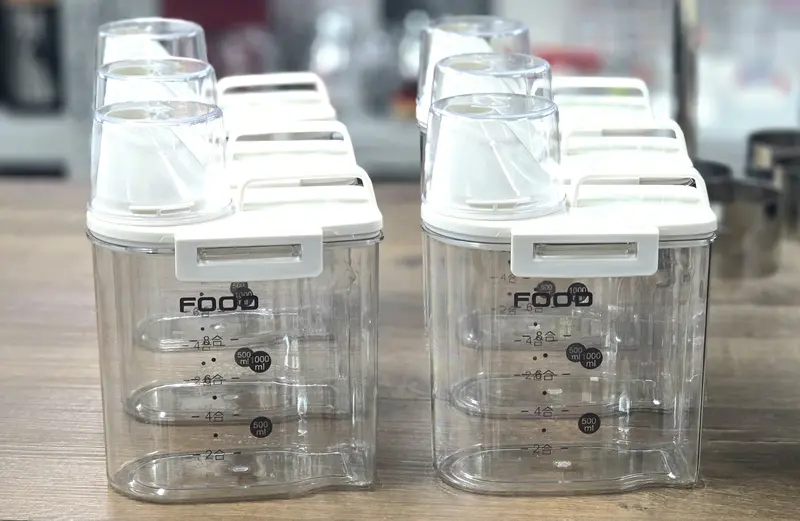 מבצע אשש 6 ב 100 מיכלים אקרילים 1.8 מ"ל כולל ידית ומכסה בהברגה