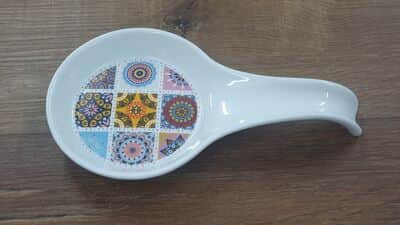 כף הנחה חרסינה מהממת 22 ס"מ לבנה "שיבוצים"