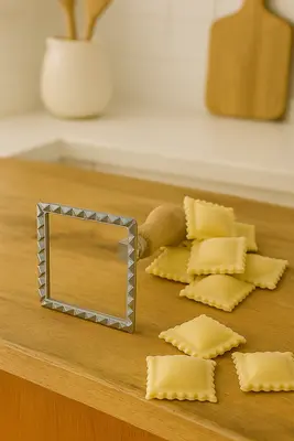 קורצן/חותמת לבצקים מרובע זיגזג 6.5 ס"מ ידית עץ