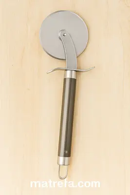 סכין/גלגלת פיצה 7 ס"מ ידית מושחרת