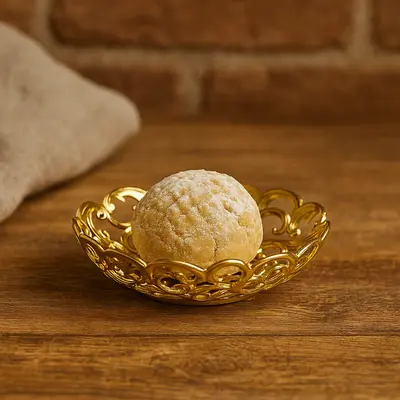 צלוחיות/מנג'טים פלסטיק בצבע זהב לעוגיות 12 יח במארז 8 ס"מ