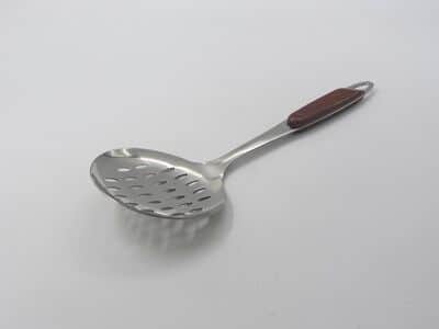 כף טיגון חורים דגם "סבתא" 18/8 תוצרת יפן