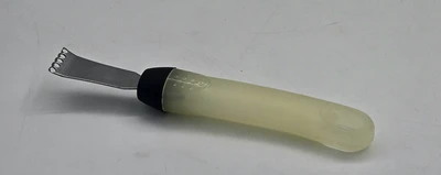 מגרדת זסטר ללימון והדרים ידית פלסטיק