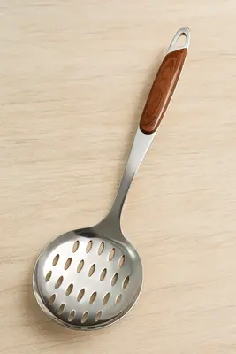 כף טיגון חורים דגם "סבתא" 18/8 תוצרת יפן