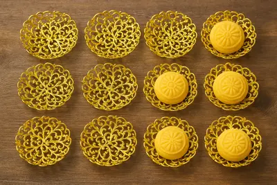 צלוחיות/מנג'טים פלסטיק בצבע זהב לעוגיות 12 יח במארז 8 ס"מ