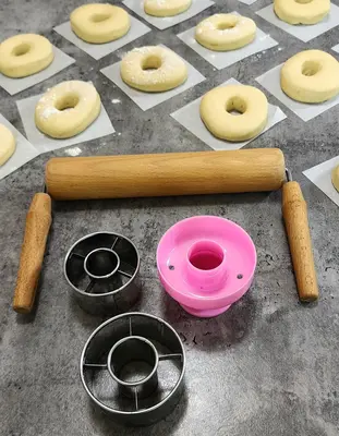 מבצע חגית לחנוכה גלגלת/מערוך ושלושה קורצני דונאטס/יויו כולל 100 נירות חתוכים 10*10